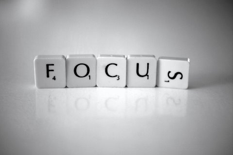 Fünf Scrabble-Steine bilden das englische Wort "Focus".