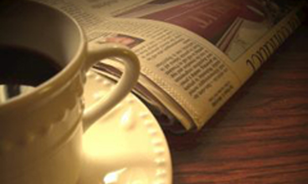 Kaffeetasse mit Zeitung