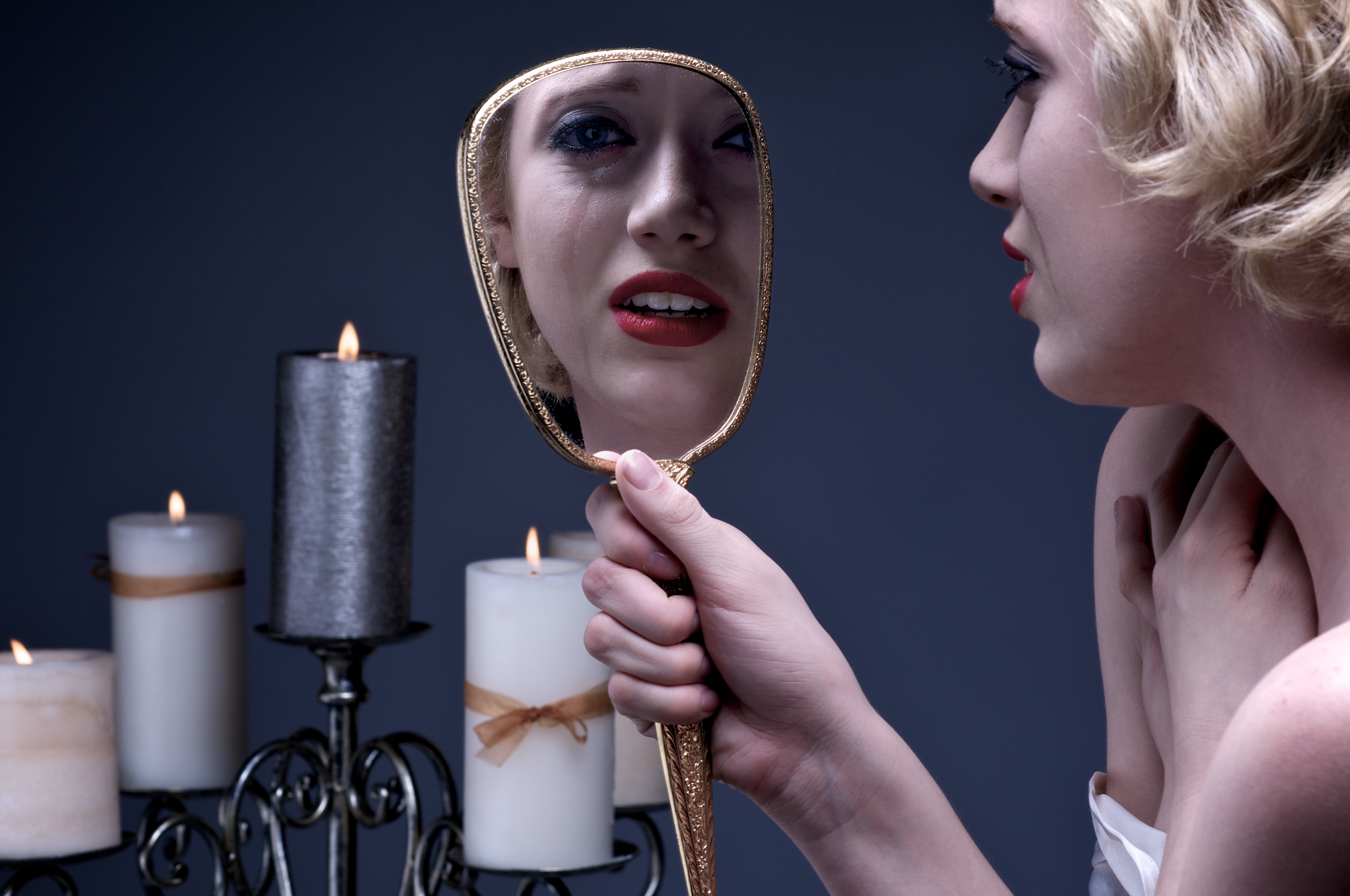 Почему нельзя плакать в зеркало. Женщина в зеркале. Девушка смотрит в зеркало. Девушка в отражении зеркала. Женщина смотрится в зеркало.