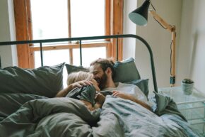 Paar im Bett. Gottman-Konstante. Fotocredit: Unsplash